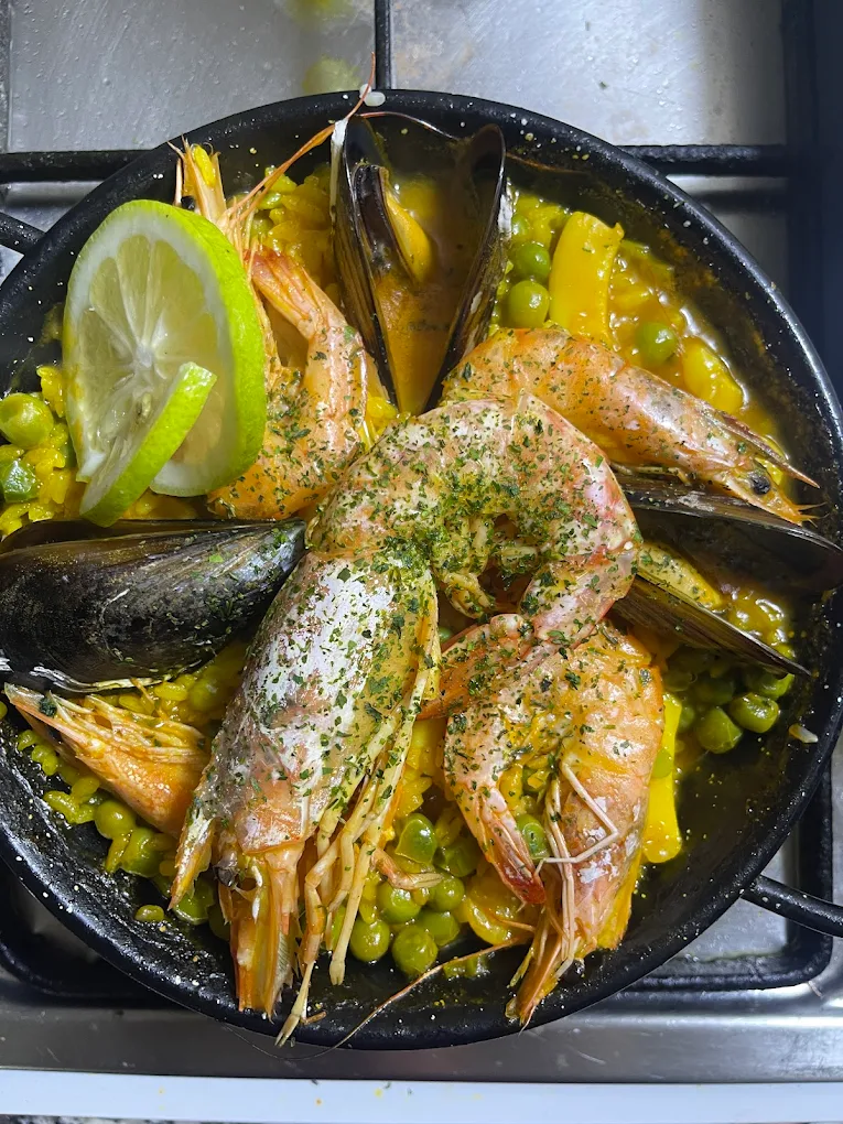 A skillet filled with seafood and vegetables.