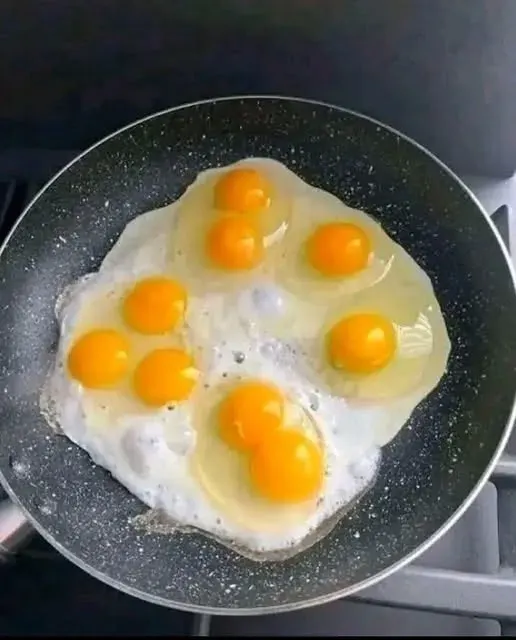 Original post image accompanying The Fried-Egg Pan Shows Nine Yolks